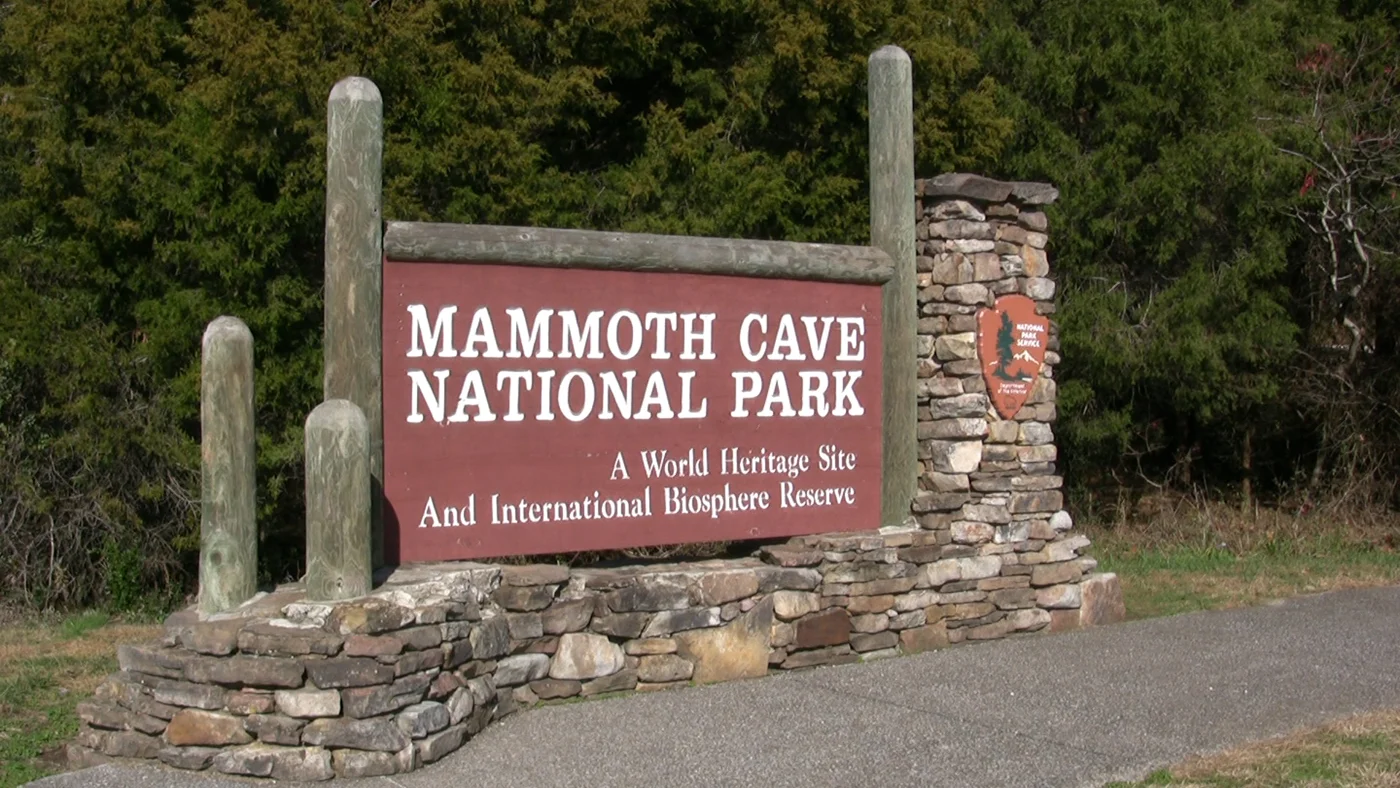 Entrance sign for Mammoth Cave National Park Kentucky